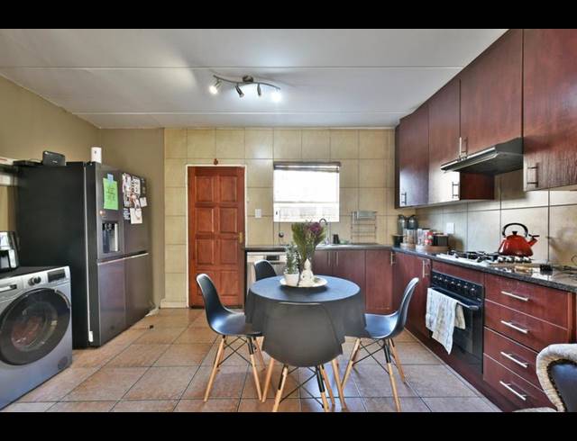 3 BEDROOM TOWNHOUSE FOR SALE IN WILGEHEUWEL